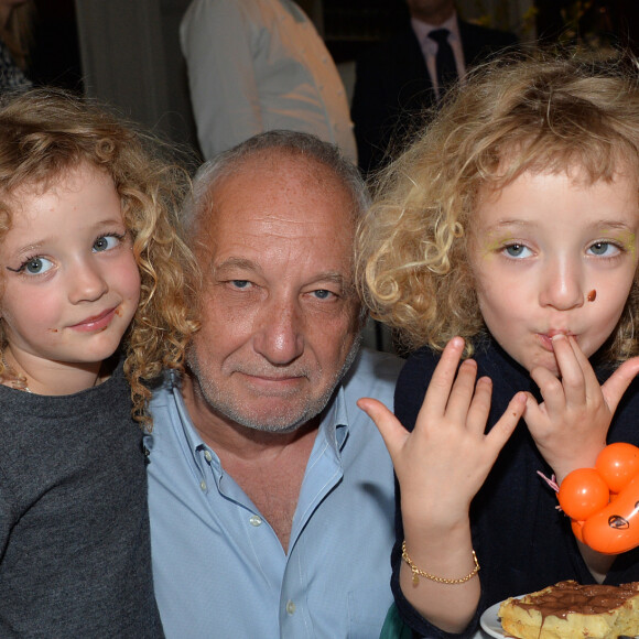 Exclusif - Prix Spécial - François Berléand avec ses jumelles Adèle et Lucie lors d'un goûter de Pâques 'Tout Chocolat' à l'Hôtel de Vendôme à Paris le 9 avril 2014.