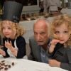 Exclusif - François Berléand avec ses jumelles Adèle et Lucie lors d'un goûter de Pâques 'Tout Chocolat' à l'Hôtel de Vendôme à Paris le 9 avril 2014.