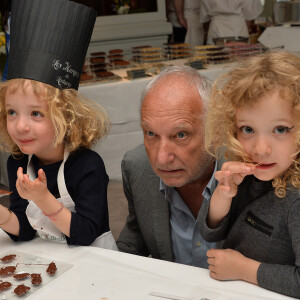 Exclusif - François Berléand avec ses jumelles Adèle et Lucie lors d'un goûter de Pâques 'Tout Chocolat' à l'Hôtel de Vendôme à Paris le 9 avril 2014.