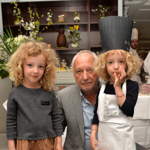 Exclusi - François Berléand avec ses jumelles Adèle et Lucie lors d'un goûter de Pâques 'Tout Chocolat' à l'Hôtel de Vendôme à Paris le 9 avril 2014.