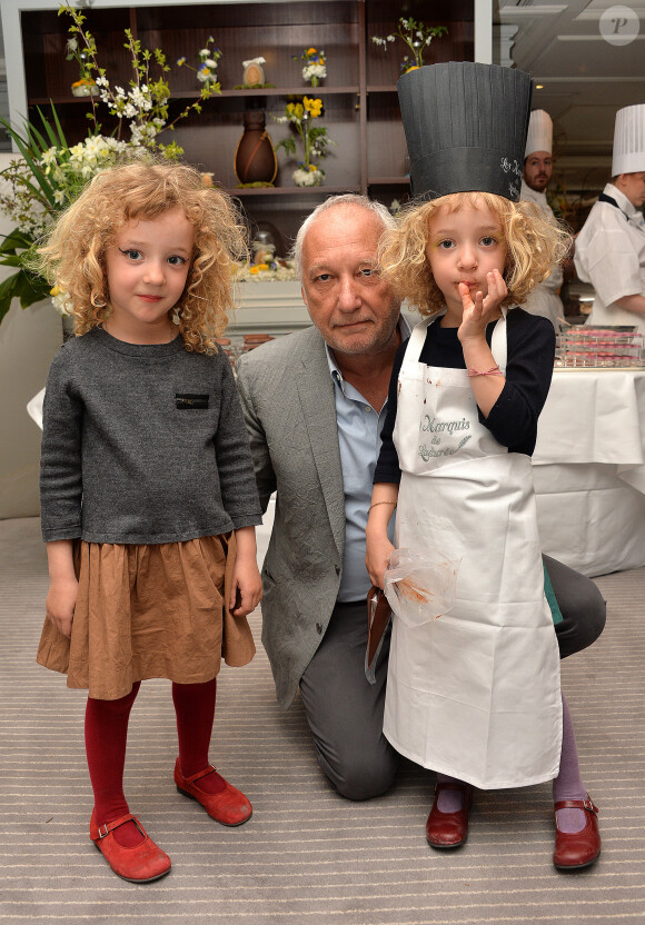 Exclusi - François Berléand avec ses jumelles Adèle et Lucie lors d'un goûter de Pâques 'Tout Chocolat' à l'Hôtel de Vendôme à Paris le 9 avril 2014.