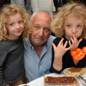 Exclusif - François Berléand avec ses jumelles Adèle et Lucie lors d'un goûter de Pâques 'Tout Chocolat' à l'Hôtel de Vendôme à Paris le 9 avril 2014.