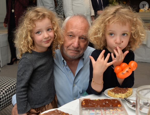 Exclusif - François Berléand avec ses jumelles Adèle et Lucie lors d'un goûter de Pâques 'Tout Chocolat' à l'Hôtel de Vendôme à Paris le 9 avril 2014.