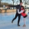 Sarah Abitbol et Stéphane Rotenberg animent une séance de Ice Fitness sur la patinoire de Noël des Champs-Elysées à Paris, le 29 décembre 2014.