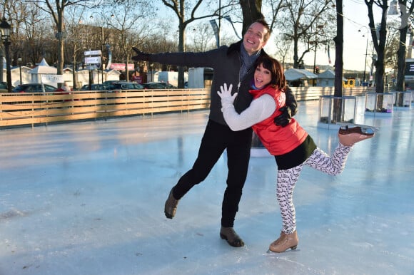 Sarah Abitbol et Stéphane Rotenberg animent une séance de Ice Fitness sur la patinoire de Noël des Champs-Elysées à Paris, le 29 décembre 2014.