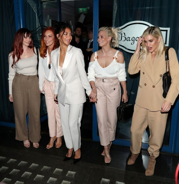 Nicole Scherzinger, Jessica Sutta, Carmit Bachar, Kimberly Wyatt, Ashley Roberts (du groupe Pussycat Dolls) à la sortie du restaurant "Bagatelle" à Londres, le 30 janvier 2020.