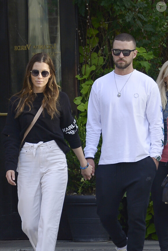 Exclusif - Jessica Biel et son mari Justin Timberlake sont allés diner avec des amis au restaurant Yves dans le quartier de Tribeca à Los Angeles, le 25 août 2019.