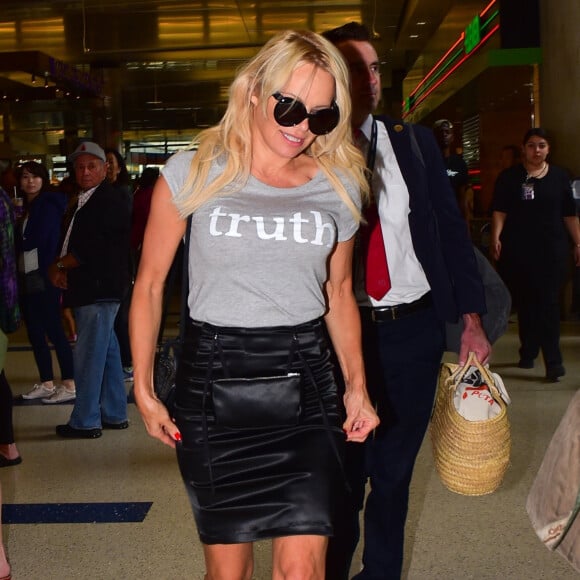 Pamela Anderson arrive à l'aéroport de Los Angeles (LAX) sur un vol en provenance de Paris. Los Angeles, le 26 juin 2019.