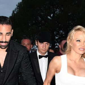 Pamela Anderson et son compagnon Adil Rami lors de la soirée Amber Lounge Monaco 2019 au profit de la fondation de Jackie Stewart "Race Against Dementia" à l'hôtel Méridien Beach Plaza à Monaco, le 24 mai 2019.