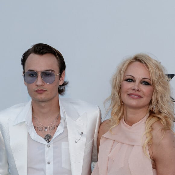 Pamela Anderson et son fils Brandon Lee - Photocall de la soirée AmfAR Gala Cannes 2019 à l'Eden Roc au Cap d'Antibes, lors du 72ème Festival International du Film de Cannes, le 23 mai 2019. © Jacovides / Moreau / Bestimage