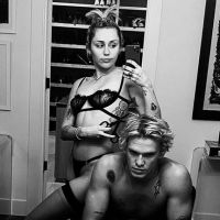 Miley Cyrus : Coiffeuse torride en lingerie pour son chéri Cody Simpson