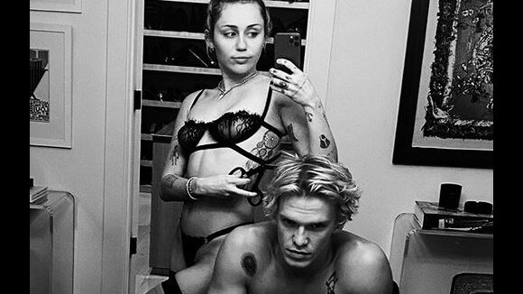 Miley Cyrus : Coiffeuse torride en lingerie pour son chéri Cody Simpson