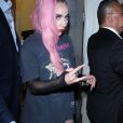 Lady Gaga porte un t-shirt Stevie Nicks, des bottes compensées et une queue de cheval rose à la sortie de l'évènement éphémère Labs Makeup à The Grove, Los Angeles, le 5 décembre 2019