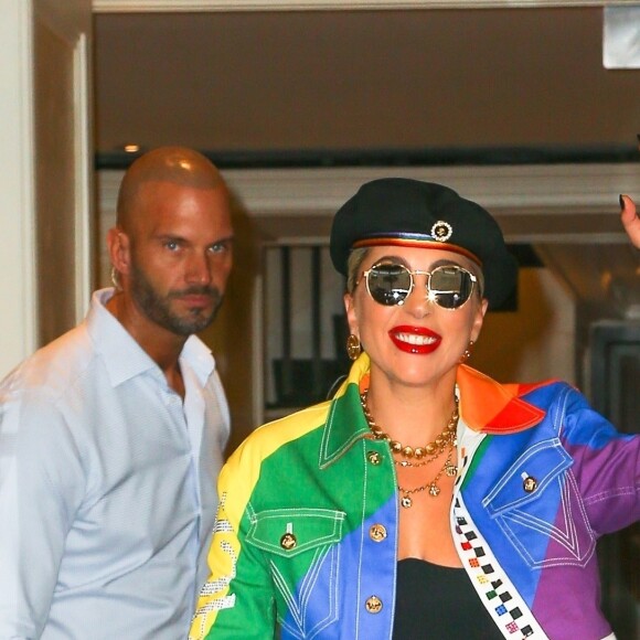 Lady Gaga aux couleurs de la Gay Pride sort de son hôtel à New York Le 28 Juin 2019