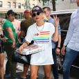 Lady Gaga sort de son hôtel en portant une pizza à New York Le 28 Juin 2019