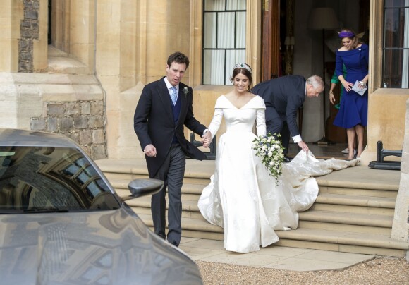 La princesse Eugénie et son mari Jack Brooksbank quittent le château de Windsor après leur mariage à bord d'une Aston Martin le 12 octobre 2018 sous le regard de ses parents le prince Andrew, duc d'York, Sarah Ferguson, duchesse d'York et de sa soeur la princesse Béatrice.
