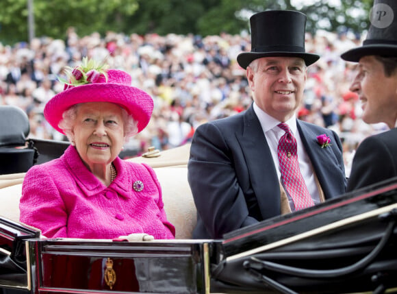 La reine Elisabeth II d'Angleterre, le prince Andrew, duc d'York, lors de la 3ème journée des courses hippiques "Royal Ascot", le 22 juin 2017.