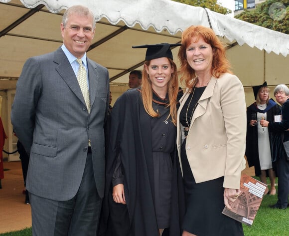 Le prince Andrew, Sarah Ferguson et leur fille la princesse Beatrice d'York lors de sa remise de diplôme au lycée Goldsmiths de Londres en 2011. 
