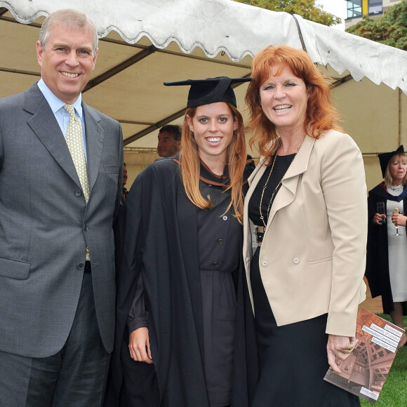 Le prince Andrew, Sarah Ferguson et leur fille la princesse Beatrice d'York lors de sa remise de diplôme au lycée Goldsmiths de Londres en 2011. 