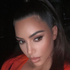 Kim Kardashian montre son collier Cartier customisé, offert par son mari Kanye West. Janvier 2020.
