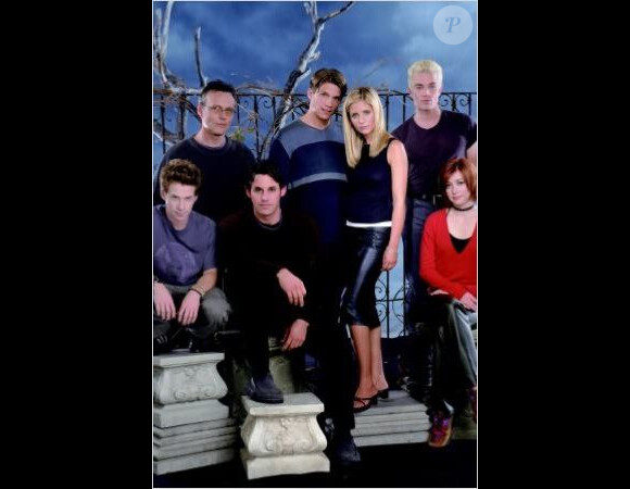 Sarah Michelle Gellar, Alyson Hannigan, James Marsters, Nicholas Brendon, Anthony Stewart Head, Seth Green et Marc Blucas - Le casting de "Buffy contre les vampires" en 1999.