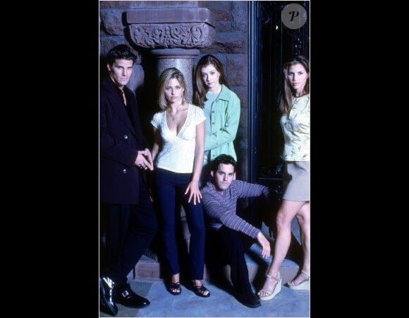 Sarah Michelle Gellar, Alyson Hannigan, Nicholas Brendon, David Boreanaz et Charisma Carpenter - Le casting de "Buffy contre les vampires" en 1998.