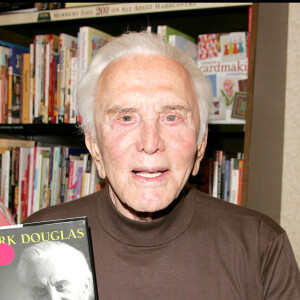 Kirk Douglas est décédé à 103 ans, le 5 février 2020 - Kirk Douglas présente son livre- photo non datée. 