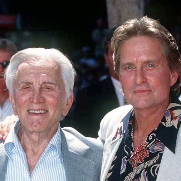 Kirk Douglas est décédé à 103 ans, le 5 février 2020 - Kir Douglas et son fils Michael à Los Angeles- Photo non datée. 