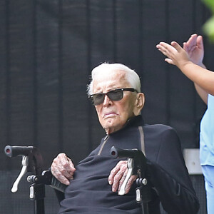 Exclusif - Kirk Douglas profite du soleil dans son fauteuil roulant à Los Angeles, Californie, États-Unis, le 18 août 2018.