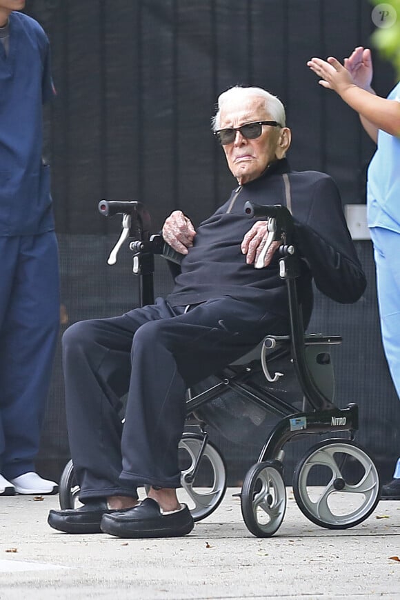 Exclusif - Kirk Douglas profite du soleil dans son fauteuil roulant à Los Angeles, Californie, États-Unis, le 18 août 2018.