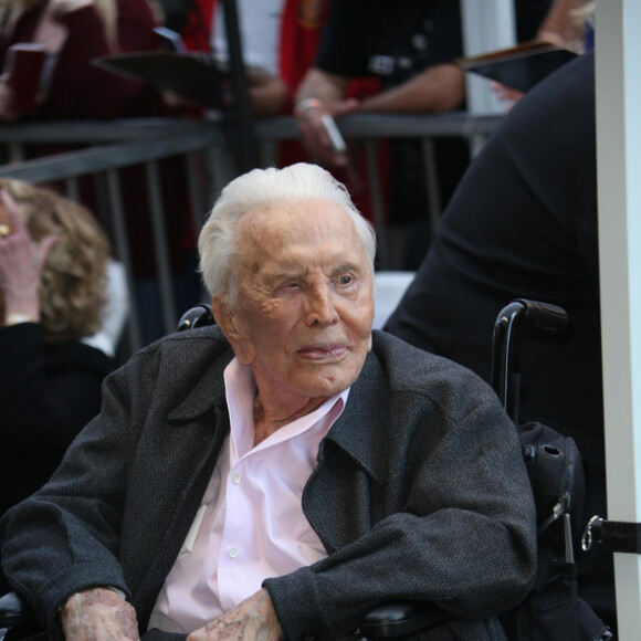 Kirk Douglas - Michael Douglas reçoit son étoile de Michael Douglas sur le Walk of Fame à Hollywood, le 6 novembre 2018.