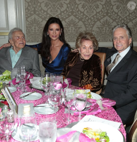 Kirk Douglas, Catherine Zeta-Jones, Anne Buydens, la femme de Kirk Douglas et Michael Douglas lors de la soirée 7th Annual Legacy of Vision Gala à Los Angeles le 9 novembre 2017.