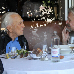 Michael Douglas déjeune avec son père Kirk à Beverly Hills le 25 février 2014.