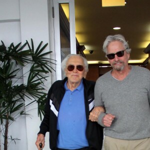 Michael Douglas déjeune avec son père Kirk à Beverly Hills le 25 février 2014.