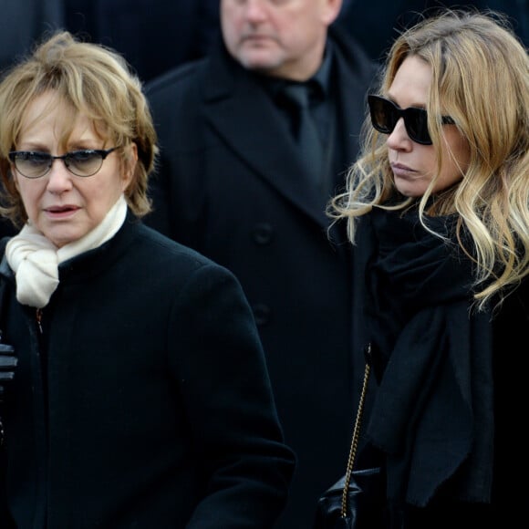 Nathalie Baye et Laura Smet - Sorties de l'église de la Madeleine après les obsèques de Johnny Hallyday à Paris le 9 décembre 2017. © Veeren / Bestimage