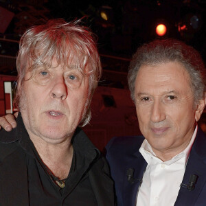Le chanteur Arno et Michel Drucker lors de l'enregistrement de l'émission "Vivement Dimanche" à Paris le 3 décembre 2014.