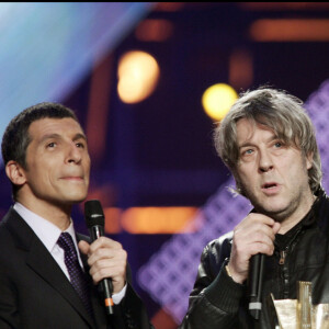 Arno sur scène avec Nagui lors des Victoires de la Musique à Paris en 2005.