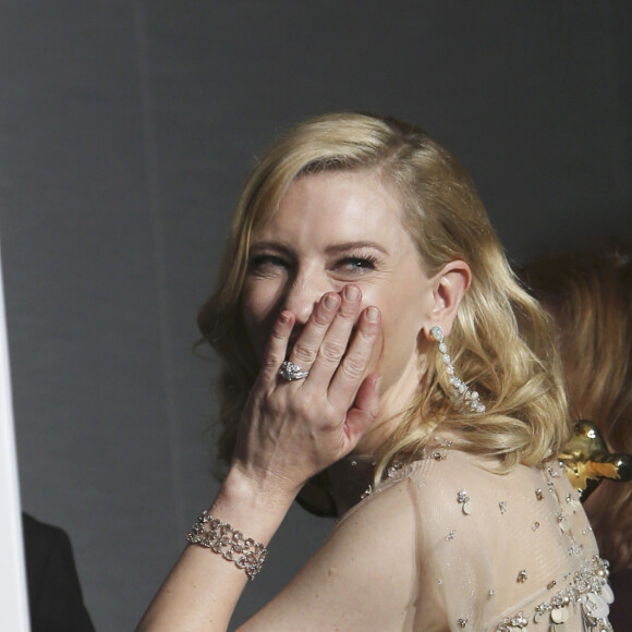 Cate Blanchett, Oscar de la meilleure actrice pour le rôle de Jasmine dans le film "Blue Jasmine", habillée en Armani Privé et bijoux Chopard - 86ème cérémonie des Oscars à Hollywood, le 2 mars 2014.