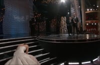 Jennifer Lawrence chute en récupérant son Oscar en 2014.