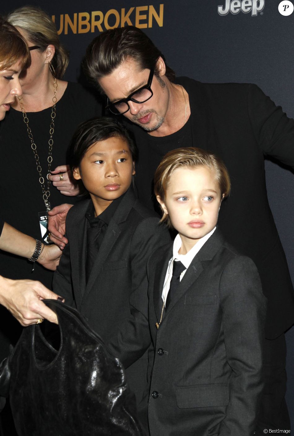 Сын анджелины джоли мэддокс. Сын анджелины джоли и брэда питта. Сын анджелины и питта. Мэддокс джоли-питт сын. Дети джоли-питт сейчас.