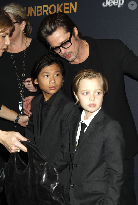 Brad Pitt avec ses enfants Maddox Jolie-Pitt, Pax Jolie-Pitt, Shiloh Jolie-Pitt à la première du film "Unbroken" à Hollywood, le 15 décembre 2014.