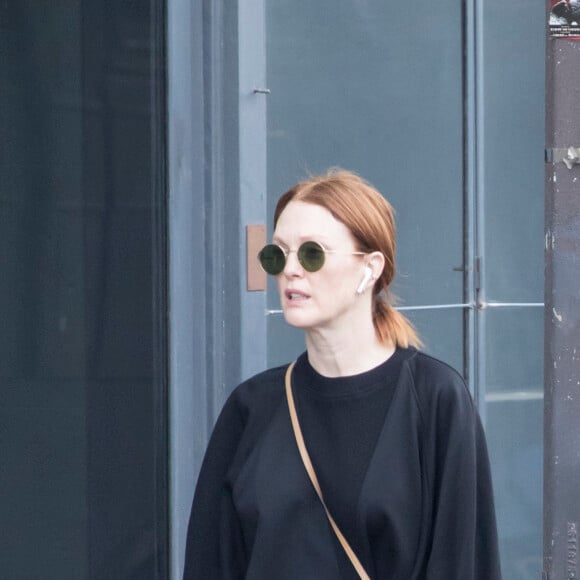 Julianne Moore se promène à Paris en marge de la fashion week, le 23 septembre 2019.