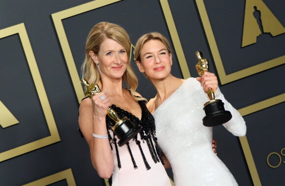 Laura Dern, lauréate de l'Oscar de la "Meilleure actrice dans un second rôle" pour "Marriage Story" et Renée Zellweger, lauréate de l'Oscar de la "Meilleure actrice" pour "Judy" au photocall de la Press Room de la 92e cérémonie des Oscars 2020. Los Angeles. Le 9 février 2020.