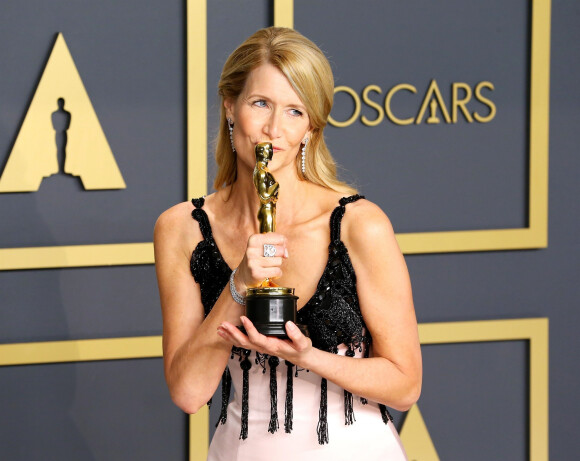Laura Dern, lauréate de l'Oscar de la "Meilleure actrice dans un second rôle" pour "Marriage Story" au photocall de la Press Room de la 92e cérémonie des Oscars 2020. Los Angeles. Le 9 février 2020.