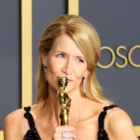 Laura Dern, lauréate de l'Oscar de la "Meilleure actrice dans un second rôle" pour "Marriage Story" au photocall de la Press Room de la 92e cérémonie des Oscars 2020. Los Angeles. Le 9 février 2020.