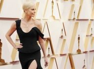 Charlize Theron et sa mère aux Oscars 2020: robe fendue et collier spectaculaire