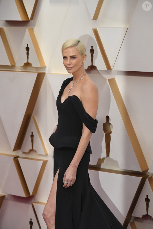 Charlize Theron lors du photocall des arrivées de la 92ème cérémonie des Oscars 2020 au Hollywood and Highland à Los Angeles, Californie, Etats-Unis, le 9 février 2020.