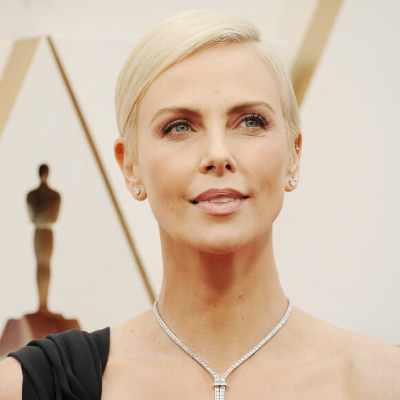 Charlize Theron lors du photocall des arrivées de la 92ème cérémonie des Oscars 2020 au Hollywood and Highland à Los Angeles, Californie, Etats-Unis, le 9 février 2020.