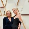 Gerda Jacoba Aletta Maritz et Charlize Theron lors du photocall des arrivées de la 92ème cérémonie des Oscars 2020 au Hollywood and Highland à Los Angeles, Californie, Etats-Unis, le 9 février 2020.