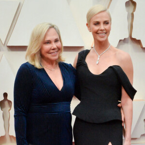 Gerda Jacoba Aletta Maritz et Charlize Theron lors du photocall des arrivées de la 92ème cérémonie des Oscars 2020 au Hollywood and Highland à Los Angeles, Californie, Etats-Unis, le 9 février 2020.